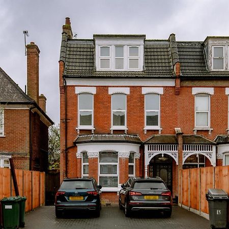 Fantastic New, London Apartment 3 Bed 1 Bath & Parking Whetstone Экстерьер фото