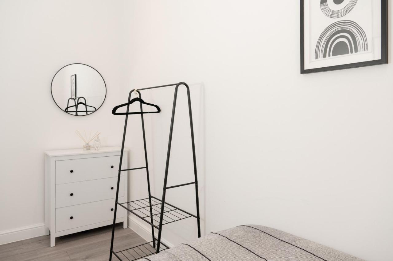 Fantastic New, London Apartment 3 Bed 1 Bath & Parking Whetstone Экстерьер фото