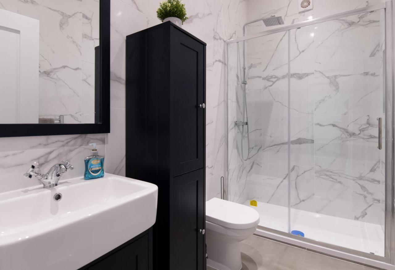 Fantastic New, London Apartment 3 Bed 1 Bath & Parking Whetstone Экстерьер фото