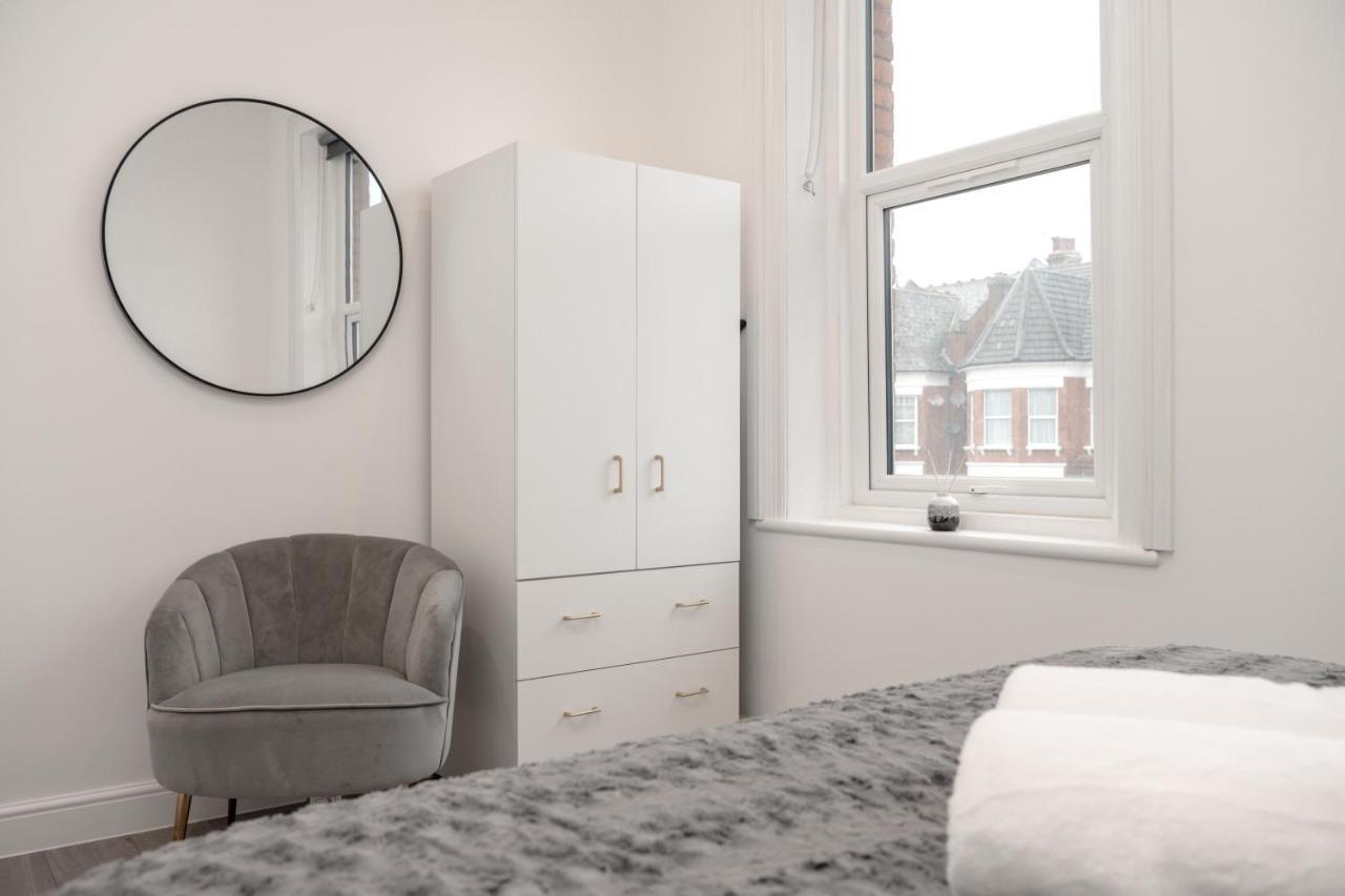 Fantastic New, London Apartment 3 Bed 1 Bath & Parking Whetstone Экстерьер фото
