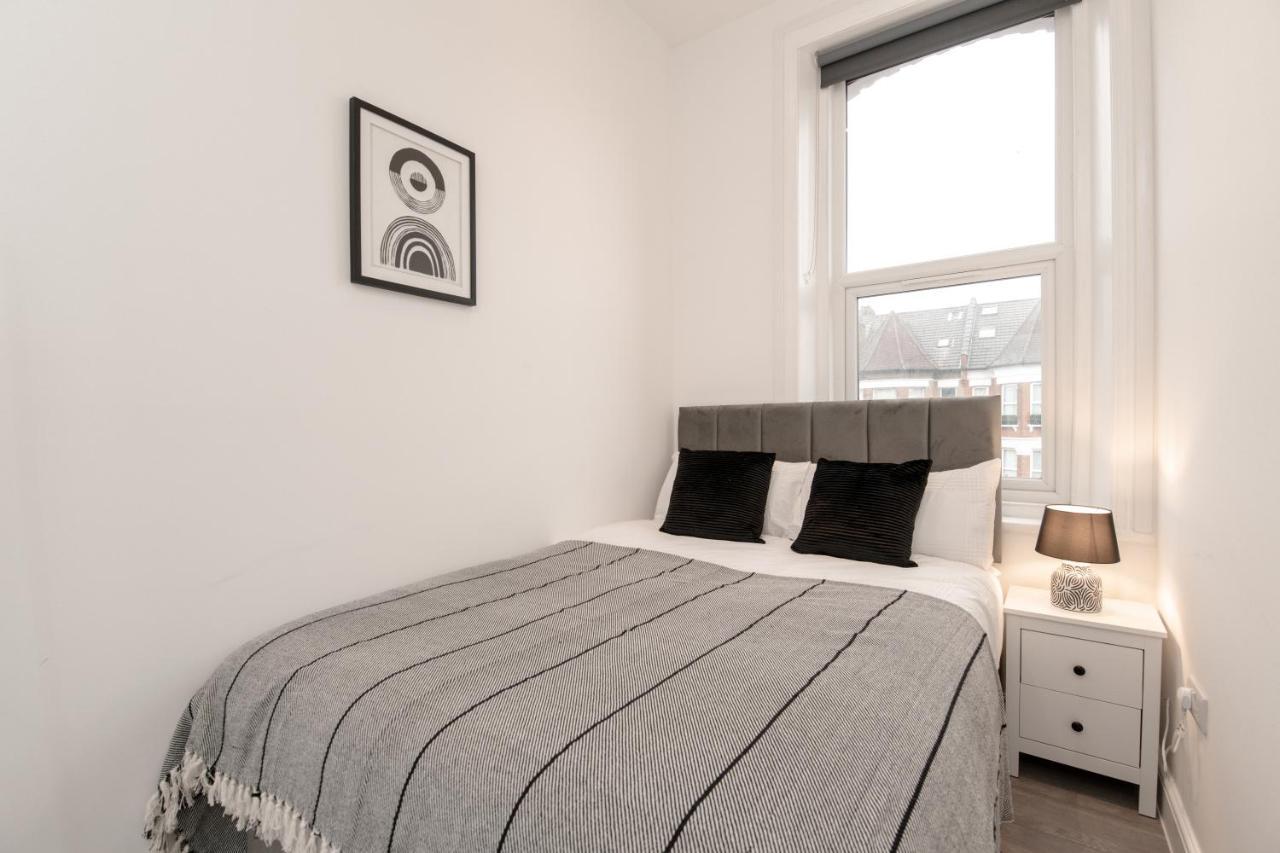 Fantastic New, London Apartment 3 Bed 1 Bath & Parking Whetstone Экстерьер фото